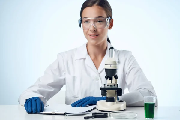 女性化学者研究室顕微鏡研究バイオテクノロジー — ストック写真