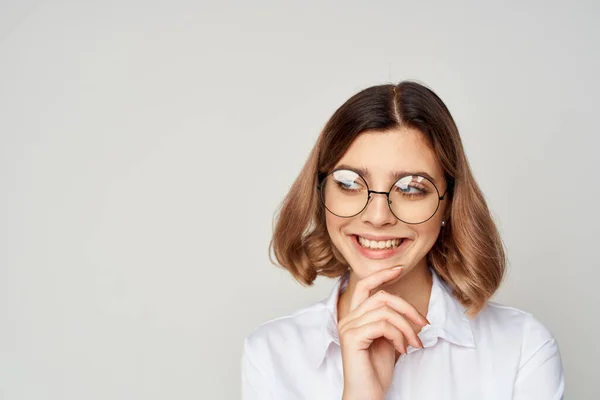 Wesoły biznes kobieta w koszuli i okulary menedżer pracy studio — Zdjęcie stockowe