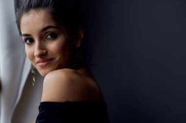 Çekici esmer, siyah elbiseli. Lüks, koyu bir geçmişi var.