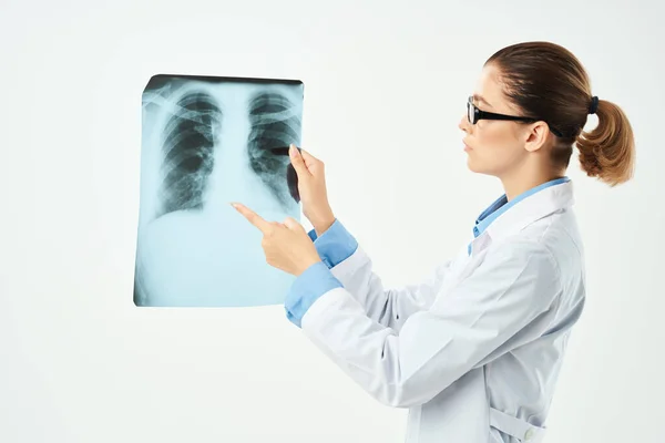 Mujer médico diagnóstico paciente escanear fondo de luz — Foto de Stock