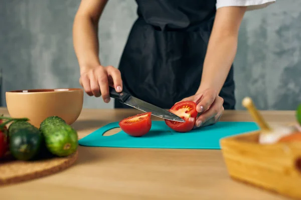 Cucinare in grembiule nero Cucinare sano mangiare tagliere — Foto Stock