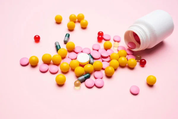 Πολύχρωμα χάπια φάρμακο αναλγητικό ροζ φόντο — Φωτογραφία Αρχείου