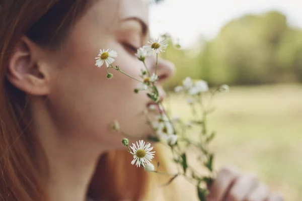 Donna allegra Fiori di campo natura Sole libertà viaggio — Foto Stock