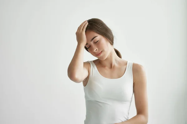 Femme en t-shirt blanc tenant sa tête problèmes de santé dépression migraine — Photo