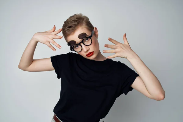 Donna dai capelli corti con doppi occhiali moda isolato sfondo — Foto Stock
