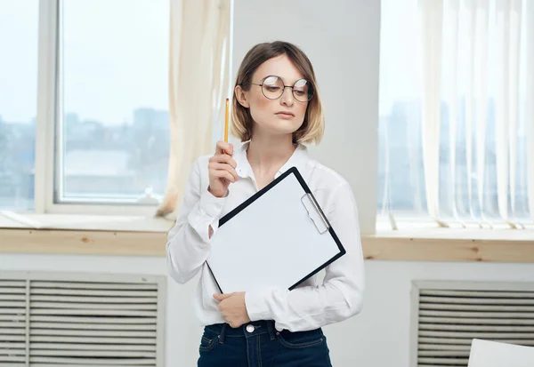Vidám üzleti nő irodai dokumentumok szakmai munka — Stock Fotó