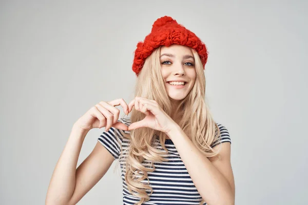 Όμορφη γυναίκα σε μοντέρνα ρούχα Κόκκινο καπέλο θέτοντας Studio — Φωτογραφία Αρχείου