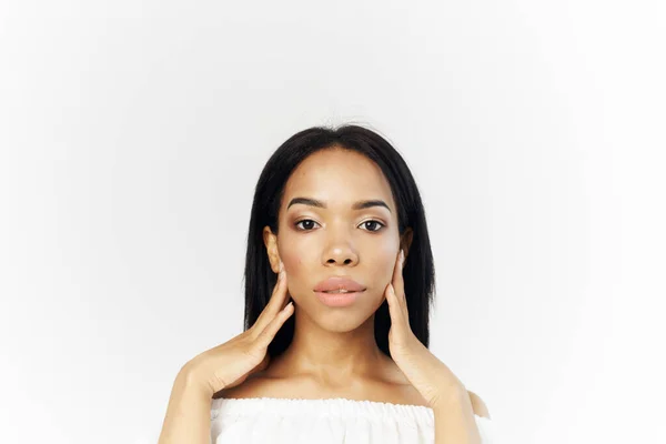 Гарна жінка африканський зовнішній вигляд обличчя крупним планом косметика мода — стокове фото