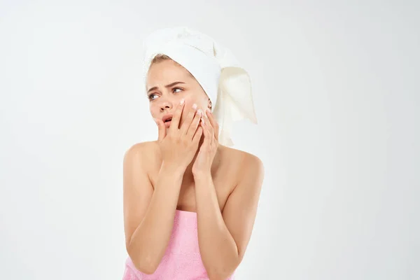 Жінка з голими плечима стикається з проблемами шкіри емоції дерматологія здоров'я — стокове фото