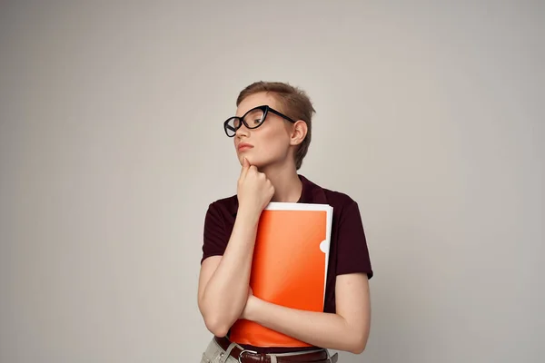 Mujer de pelo corto con gafas de moda vista recortada — Foto de Stock