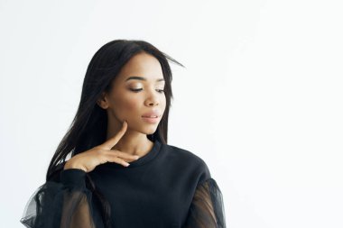 Güzel kadın Afrikalı görünüşü kozmetik uzun saç cazibesi