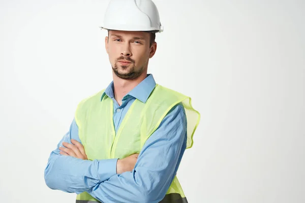 Людина в будівельній уніформі студія безпеки білого шолома — стокове фото