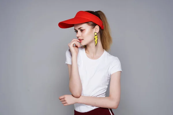 Nő piros sapkában sárga fülbevaló nyári divat csillogás — Stock Fotó