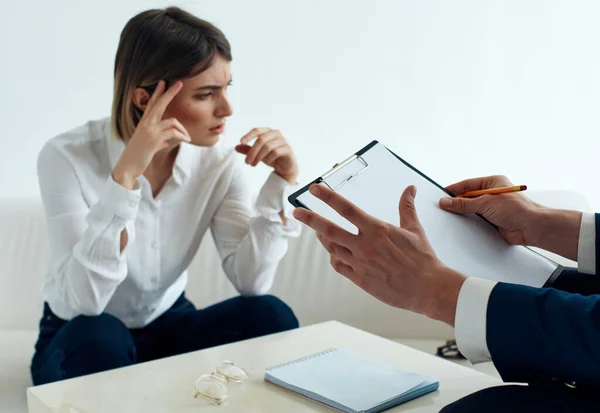 Mujer psicólogo trabajo con paciente ayuda consulta tratamiento — Foto de Stock