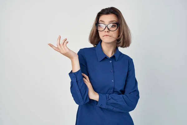 Frau mit Brille in blauer Hemdmode posiert elegant — Stockfoto