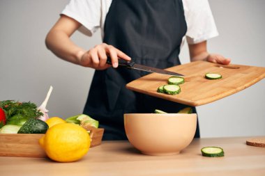 Ev hanımı sebze doğruyor. Mutfakta vitamin yiyor.