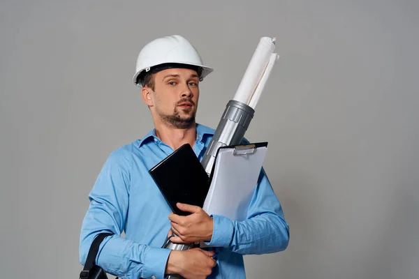 Engenheiro masculino alegre em construção de capacete branco — Fotografia de Stock