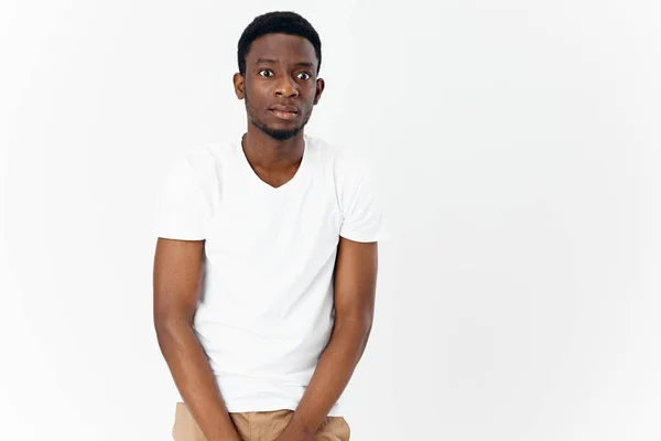 Africano americano em t-shirt branca surpreso expressão facial Estúdio isolado fundo — Fotografia de Stock