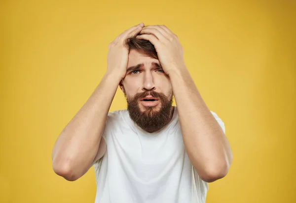 Emotionele man in een wit t-shirt geïrriteerde gezichtsuitdrukking close-up — Stockfoto