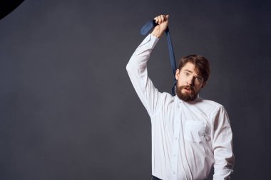 Kravatlı bir yönetici ofisi olan iş adamları.