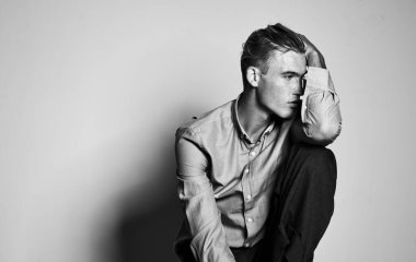 Zarif adam moda saç stili poz stüdyosu