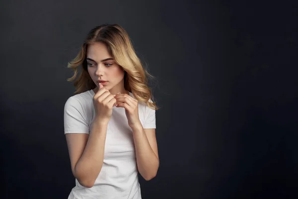 Bella donna attraente sguardo trucco posa vista ritagliata — Foto Stock