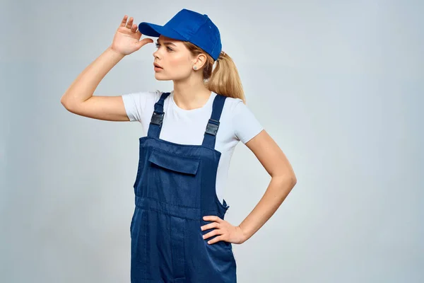 Kvinna i arbete uniform blå mössa service livsstil — Stockfoto