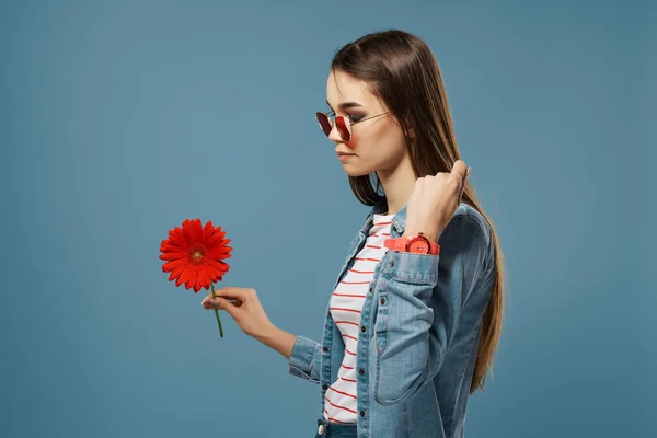 Vacker brunett bär solglasögon röd blomma dekoration lyx — Stockfoto
