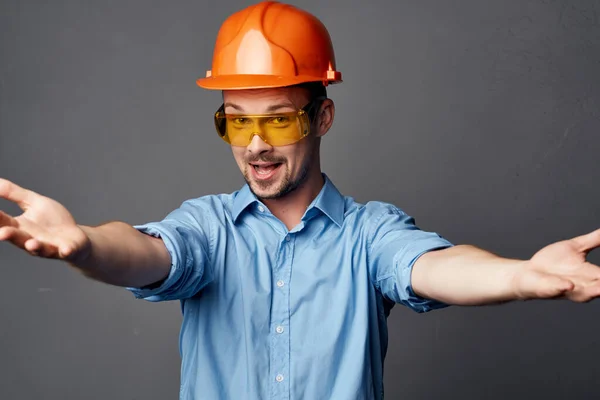 Homem em trabalho uniforme amarelo óculos construção posando — Fotografia de Stock