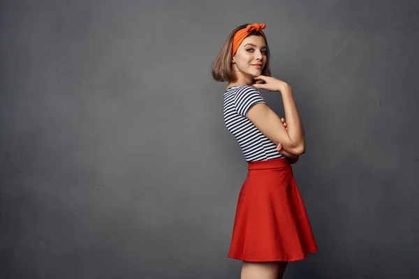Kvinna med orange pannband mode modern stil sommar — Stockfoto