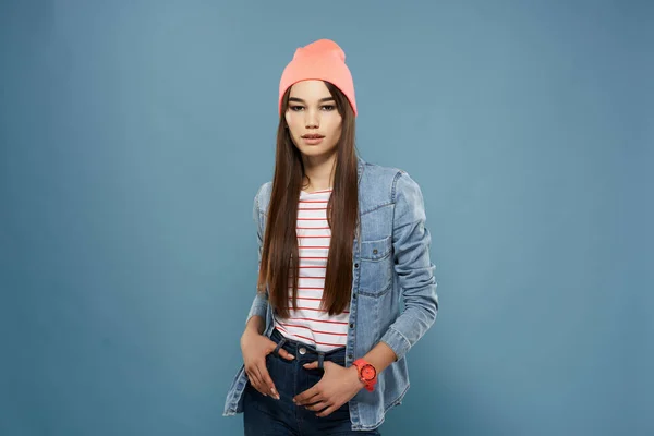 Kvinna i rosa hatt denim skjorta mode kläder poserar studio — Stockfoto