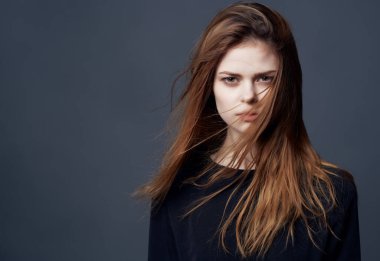 Siyah elbiseli kadın güzel saç stili yaşam tarzı cazibesi