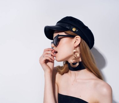 Güzel kadın güneş gözlüğü modadan soyutlanmış arka plan