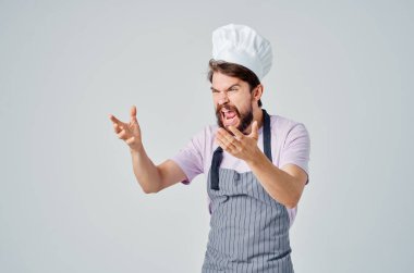 Önlüklü adam profesyonel iş servisini pişiriyor.