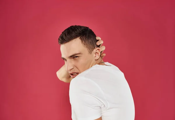 Homme mécontent avec une expression de colère dans un t-shirt blanc gesticulant avec ses mains — Photo