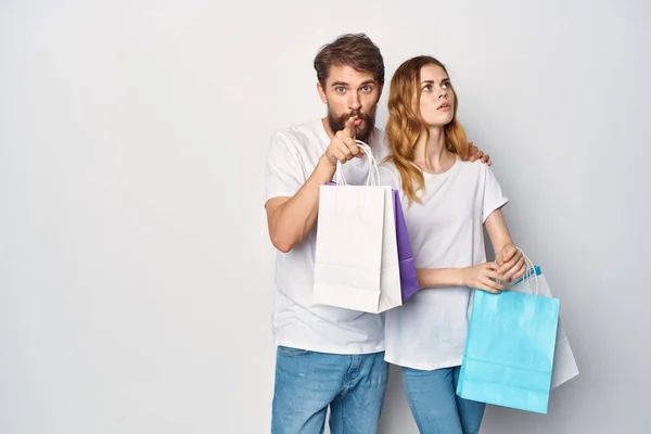 Uomo e donna con pacchetti in mano shopping emozioni — Foto Stock