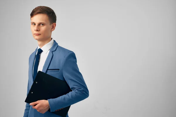 Manager in a suit with a black folder in his hands documents self-confidence — Stock Photo, Image