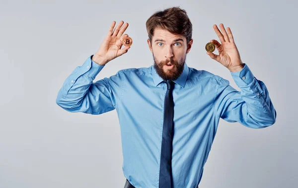 Чоловік в сорочці з краваткою криптовалюта фінансує інтернет-технології — стокове фото