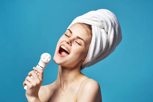 Frau mit nackten Schultern Handtuch auf dem Kopf saubere Hautkosmetologie — Stockfoto