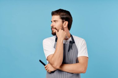 Sakallı adam berber dükkanı saç kesimi mavi arka plan