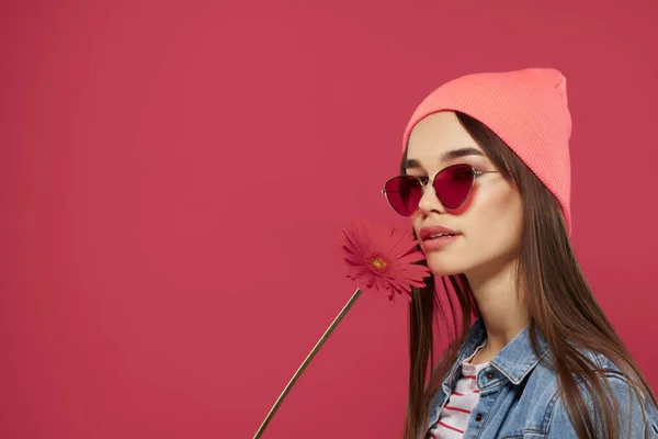 Dziewczyna noszenie okulary przeciwsłoneczne noszenie różowy kapelusz czerwony kwiat moda pozowanie romans — Zdjęcie stockowe