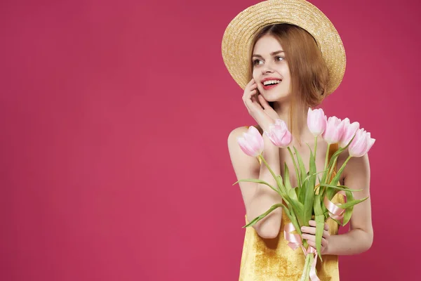 Mulher bonita em chapéu com buquê de flores charme fundo rosa — Fotografia de Stock