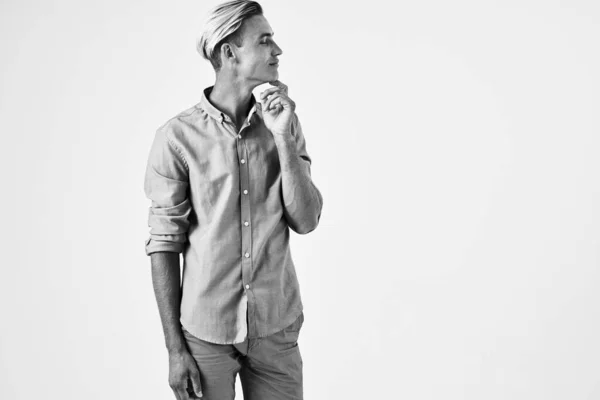 Ελκυστικός άνθρωπος με μοντέρνο χτένισμα στο στούντιο πουκάμισο μοντέρνο στυλ — Φωτογραφία Αρχείου
