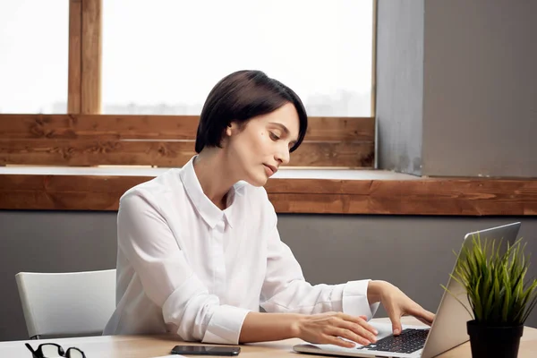 Femme secrétaire bureau travail ordinateur portable professionnel — Photo