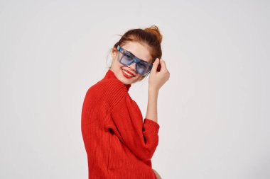 Stüdyo eğlence modeli pozu veren güzel bir kadın.