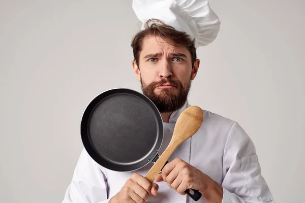 Allegro cuoco di sesso maschile cucina lavoro di cottura professionale — Foto Stock