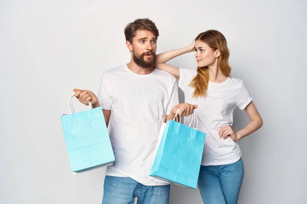 Jong paar licht t-shirts lopen levensstijl licht achtergrond — Stockfoto