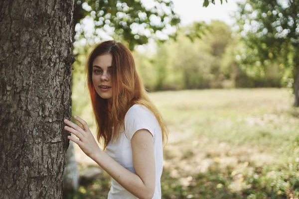 Frau in der Nähe des Baumes Natur Lifestyle Sommer — Stockfoto