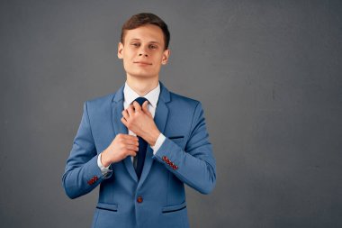 İş adamı takım elbise yöneticisinin ofisini düzeltti.