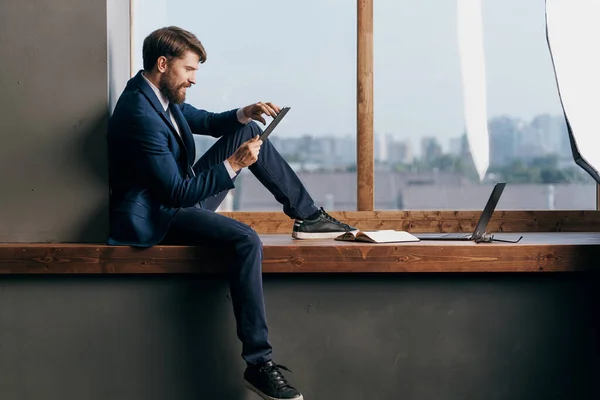 Hommes d'affaires près de la fenêtre avec une technologie d'ordinateur portable — Photo